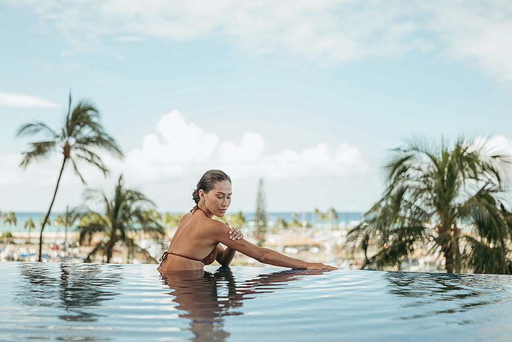 Prince Waikiki — Swimming pool in Honolulu, Hawaii
