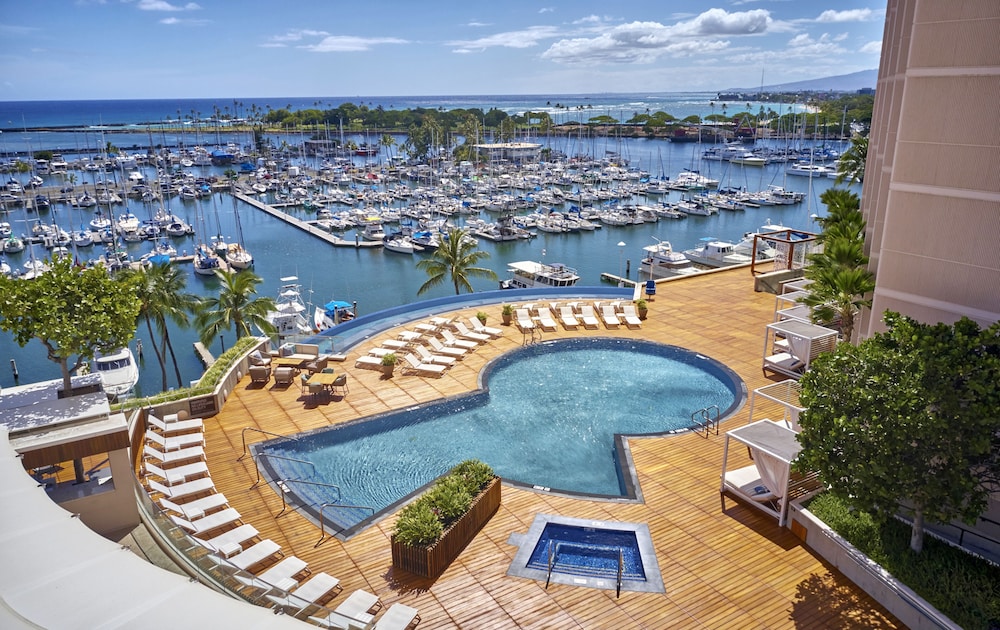 Prince Waikiki — Swimming pool in Honolulu, Hawaii