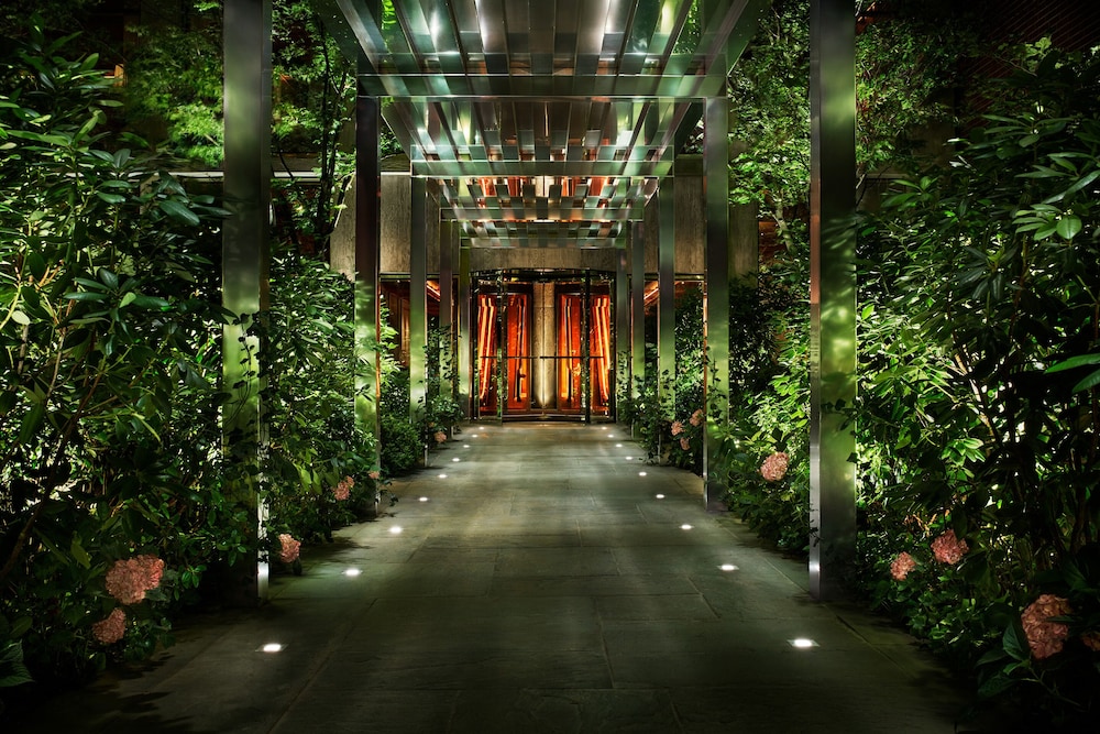 PUBLIC, an Ian Schrager hotel — Hotel building in New York City, New York State