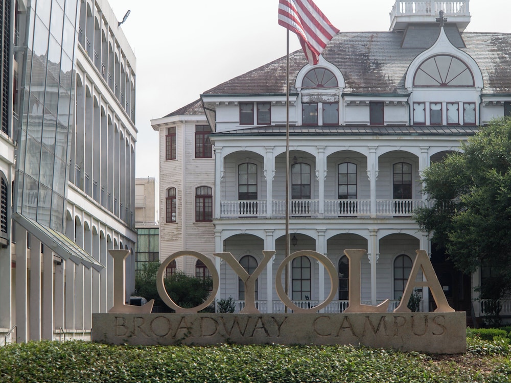 voco St. James Hotel by IHG — Hotel building in New Orleans, Louisiana