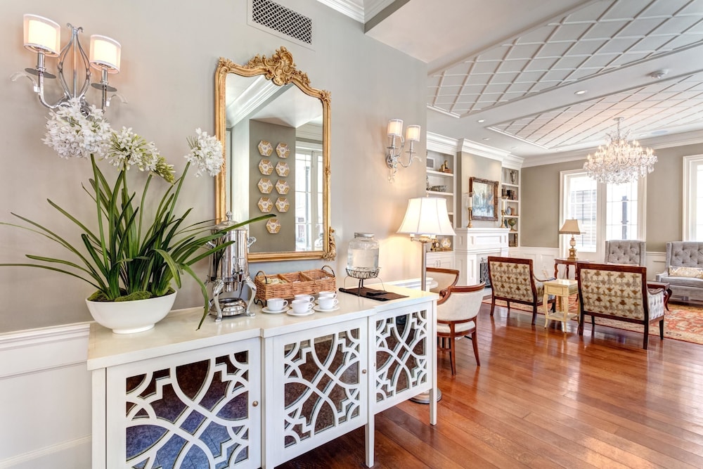 voco St. James Hotel by IHG — Hotel building in New Orleans, Louisiana