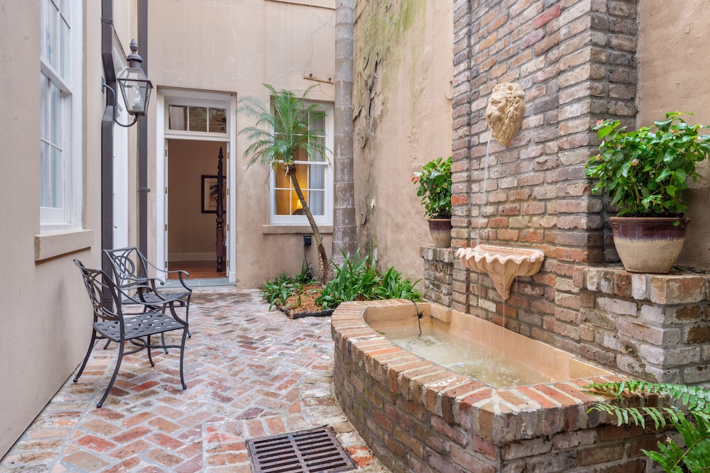 voco St. James Hotel by IHG — Hotel building in New Orleans, Louisiana