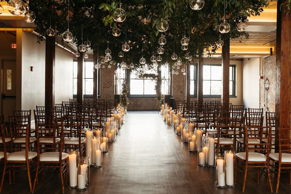 voco St. James Hotel by IHG — Hotel building in New Orleans, Louisiana
