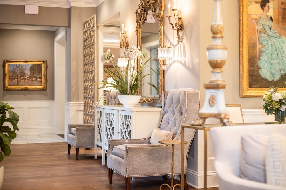 voco St. James Hotel by IHG — Hotel building in New Orleans, Louisiana