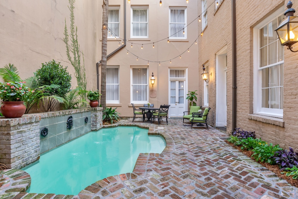 voco St. James Hotel by IHG — Swimming pool in New Orleans, Louisiana