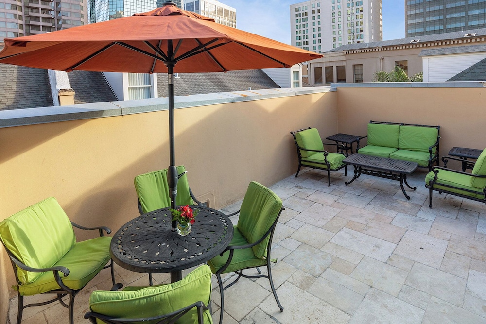 voco St. James Hotel by IHG — Hotel building in New Orleans, Louisiana