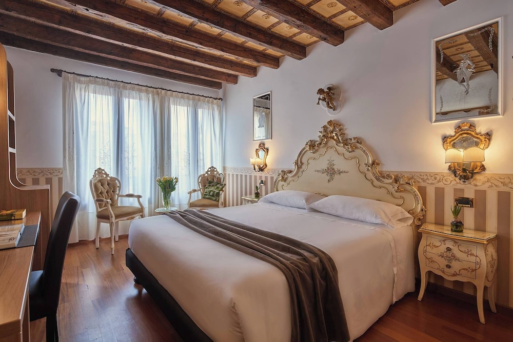 Unahotels Ala Venezia - Adults Only — Hotel rooms in Venice, Veneto