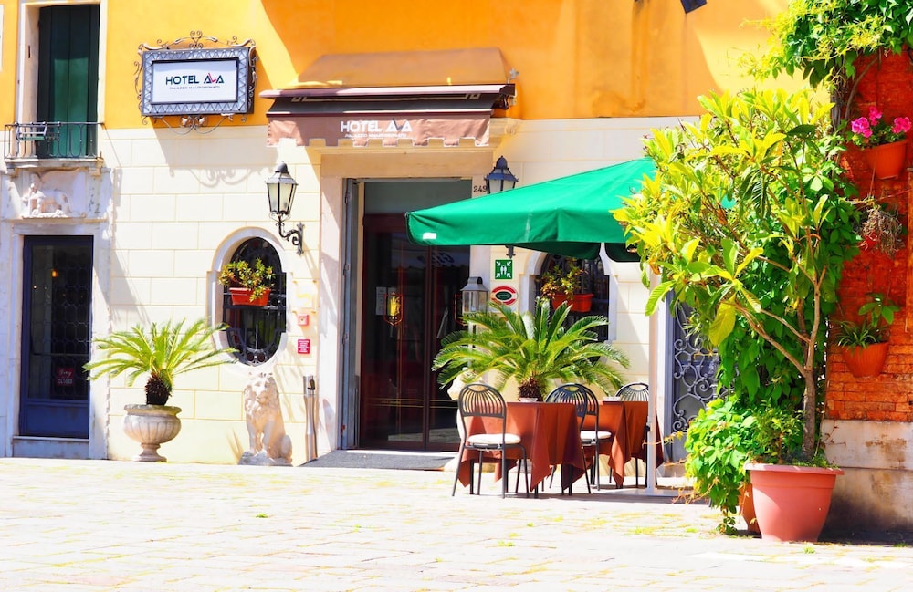 Unahotels Ala Venezia - Adults Only — Hotel building in Venice, Veneto