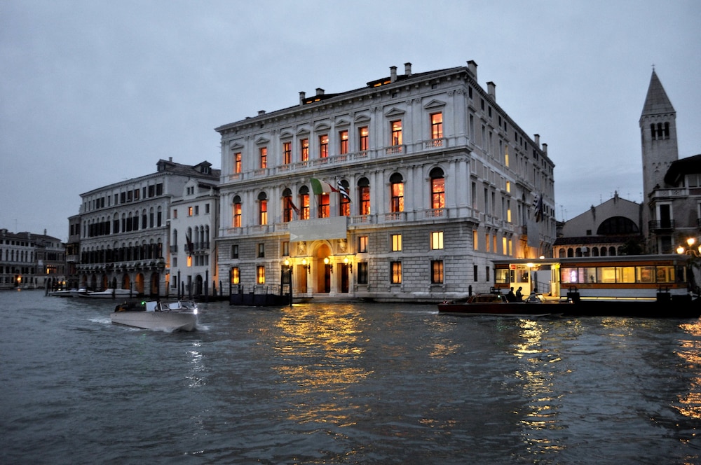 Unahotels Ala Venezia - Adults Only — Hotel building in Venice, Veneto