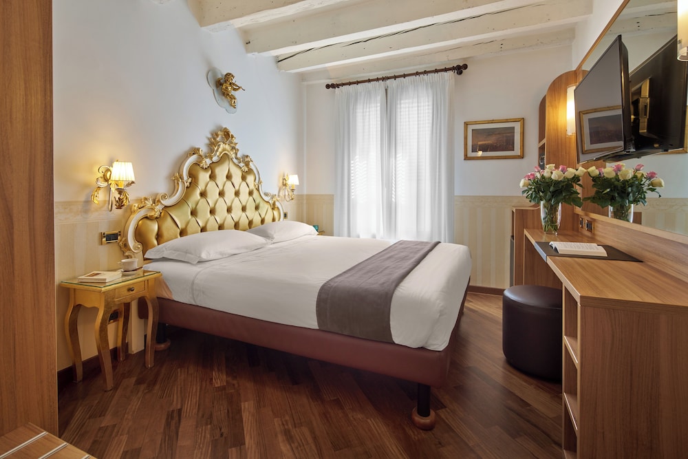 Unahotels Ala Venezia - Adults Only — Hotel rooms in Venice, Veneto