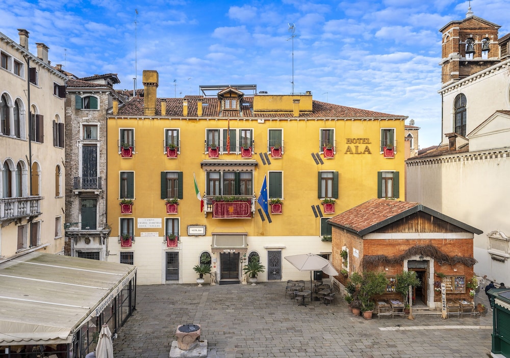 Unahotels Ala Venezia - Adults Only — Hotel building in Venice, Veneto