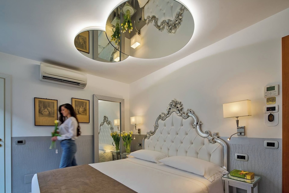 Unahotels Ala Venezia - Adults Only — Hotel rooms in Venice, Veneto