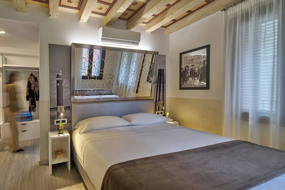 Unahotels Ala Venezia - Adults Only — Hotel rooms in Venice, Veneto
