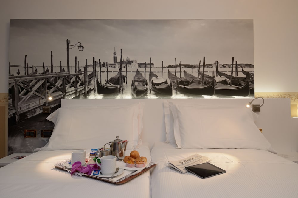 Unahotels Ala Venezia - Adults Only — Hotel rooms in Venice, Veneto