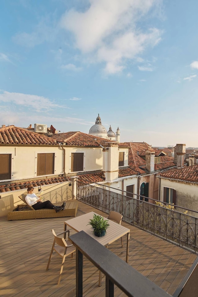 Unahotels Ala Venezia - Adults Only — Hotel building in Venice, Veneto