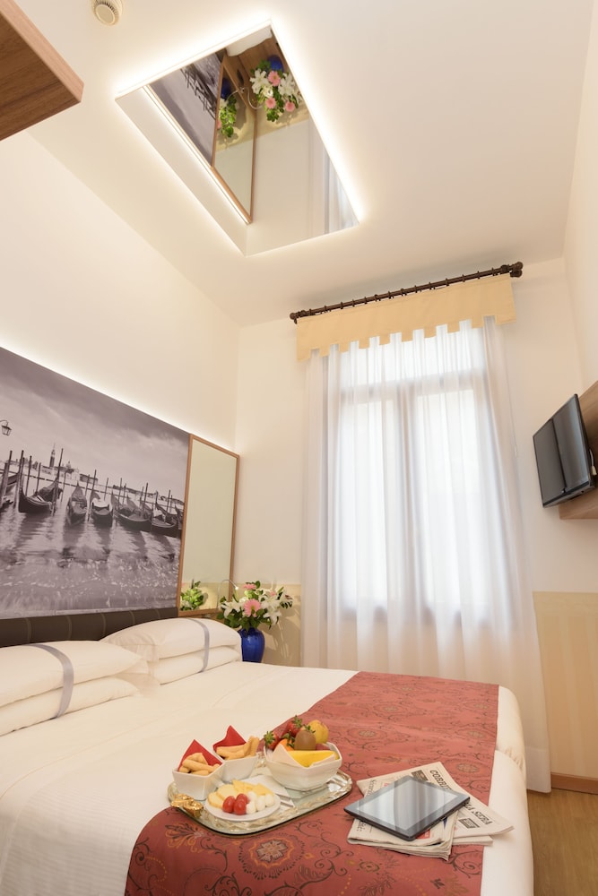 Unahotels Ala Venezia - Adults Only — Hotel rooms in Venice, Veneto