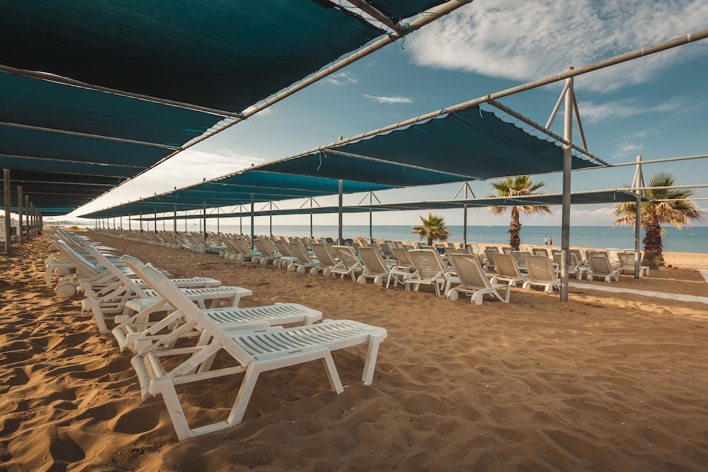 Club Grand Side Amazon Water World - All Inclusive — Beach in Side