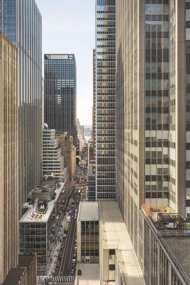 DoubleTree by Hilton New York Midtown Fifth Ave — Hotel building in New York City, New York State