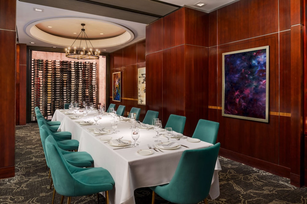 DoubleTree by Hilton New York Midtown Fifth Ave — Restaurant & bars in New York City, New York State