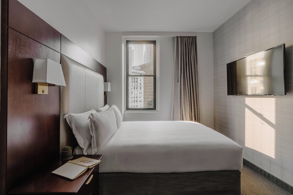 Club Quarters Hotel Wacker at Michigan, Chicago — Hotel rooms in Chicago, Illinois