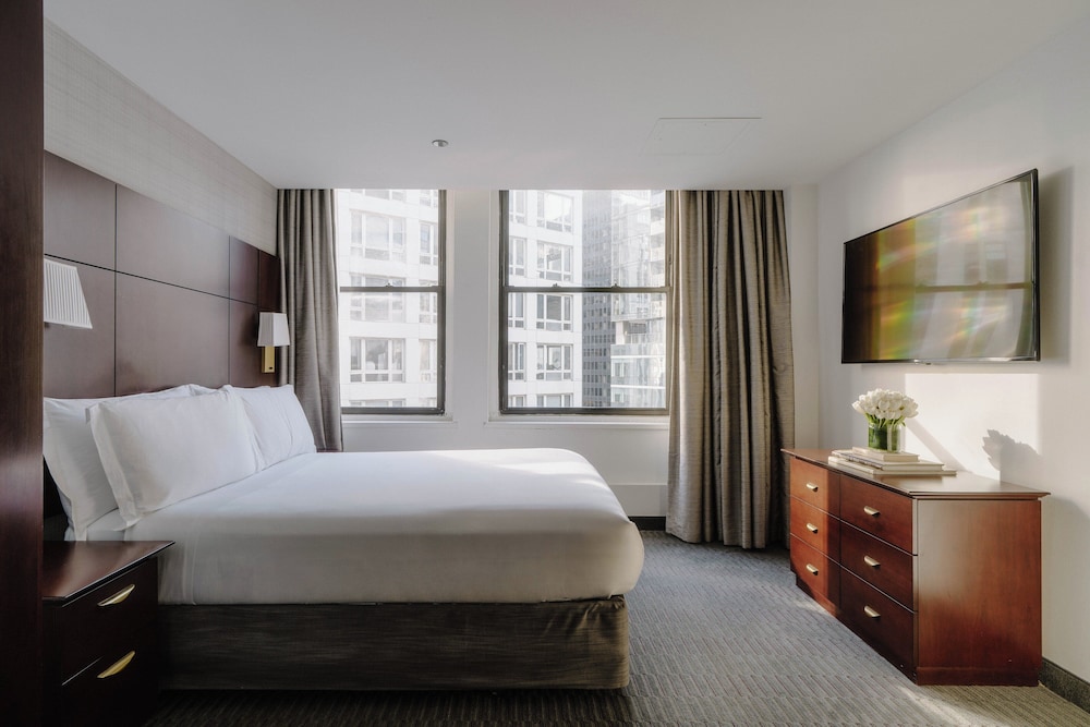 Club Quarters Hotel Wacker at Michigan, Chicago — Hotel rooms in Chicago, Illinois