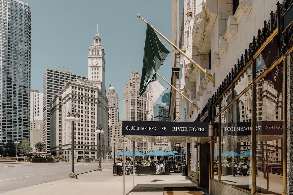 Club Quarters Hotel Wacker at Michigan, Chicago — Hotel building in Chicago, Illinois