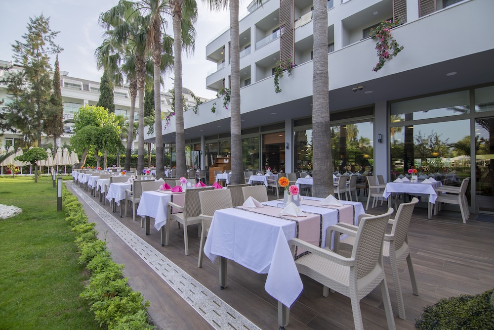 Fame Residence Göynük - All Inclusive — Restaurant & bars in Kemer