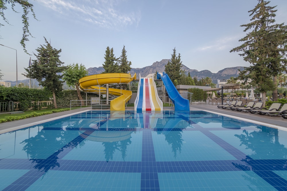 Fame Residence Göynük - All Inclusive — Swimming pool in Kemer