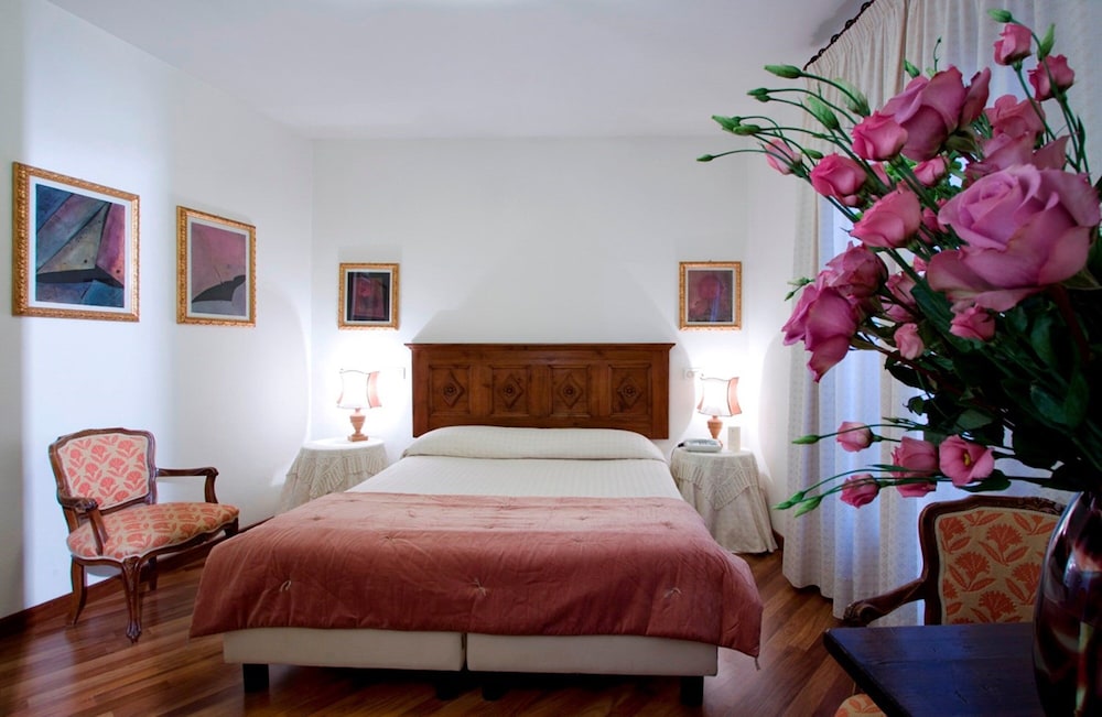 Hotel Columbia — Hotel rooms in Rome, Lazio