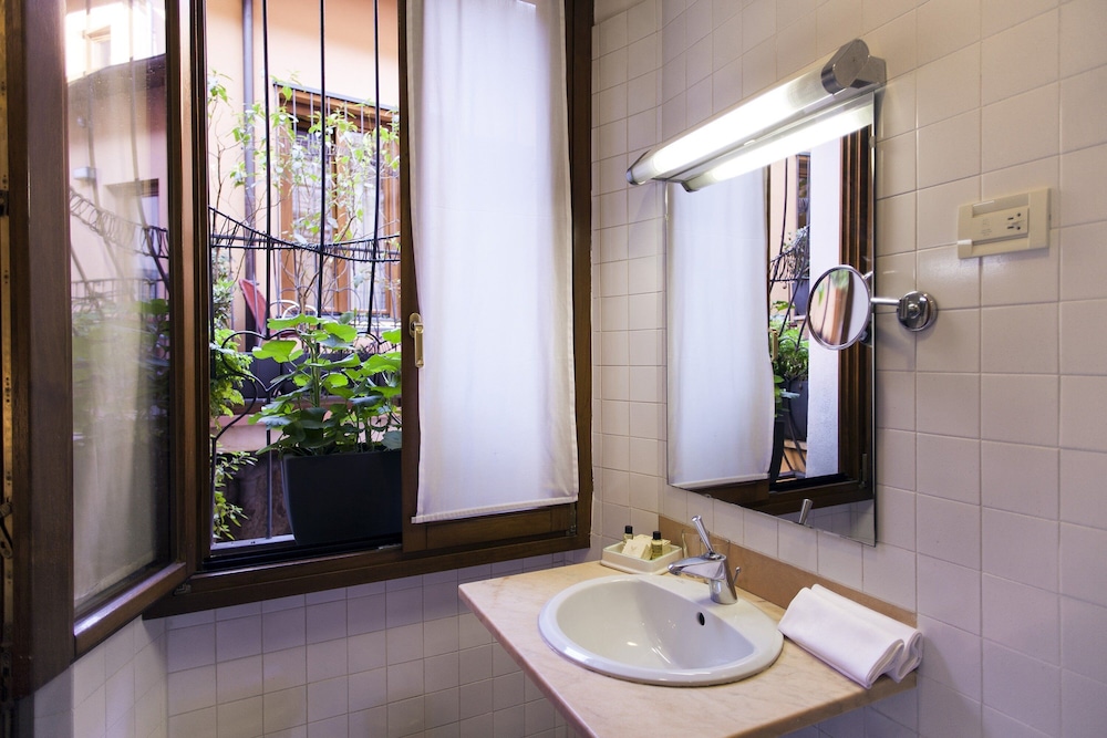 Hotel Columbia — Hotel rooms in Rome, Lazio