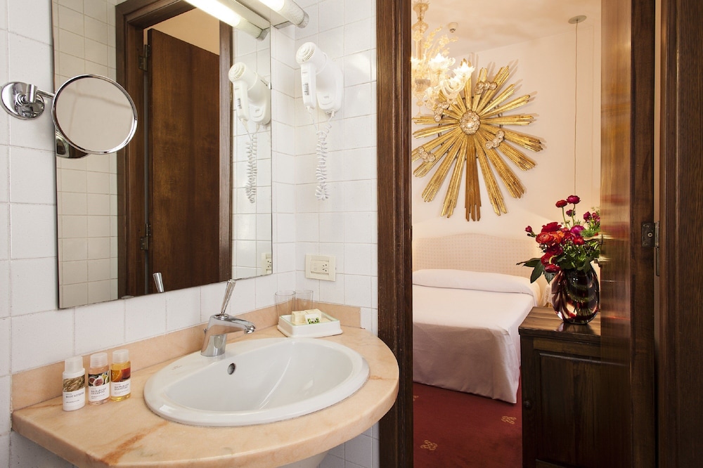Hotel Columbia — Hotel rooms in Rome, Lazio