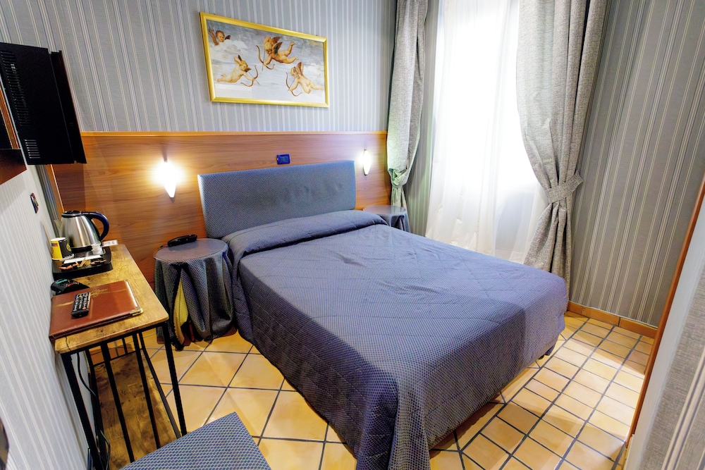 Hotel Lirico — Hotel rooms in Rome, Lazio