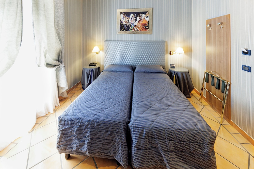 Hotel Lirico — Hotel rooms in Rome, Lazio