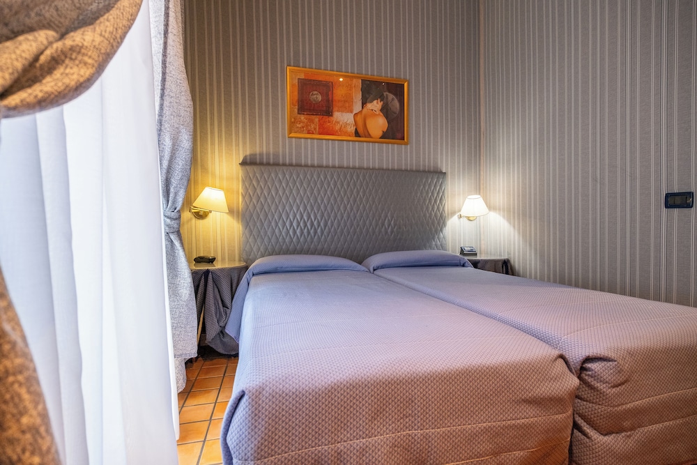 Hotel Lirico — Hotel rooms in Rome, Lazio