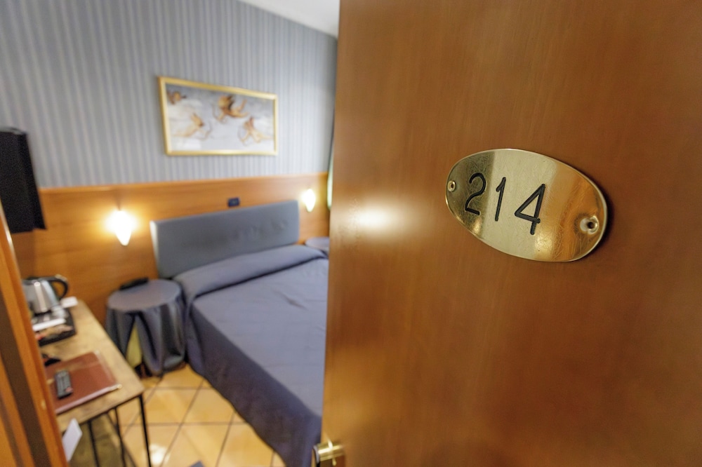 Hotel Lirico — Hotel rooms in Rome, Lazio