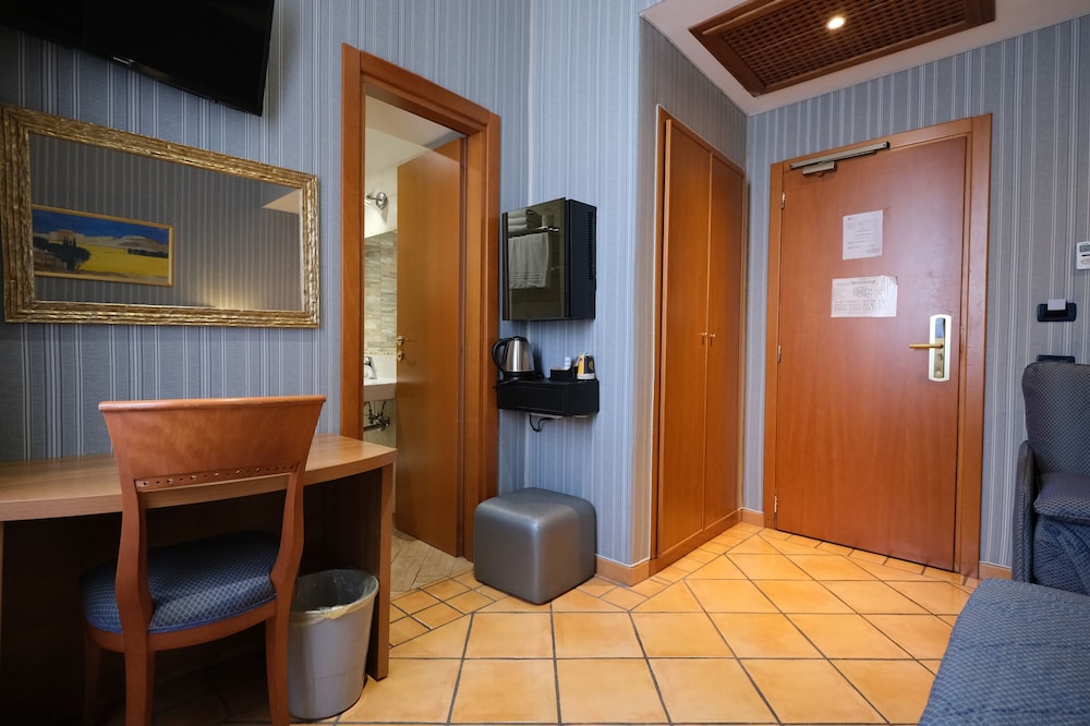 Hotel Lirico — Hotel rooms in Rome, Lazio