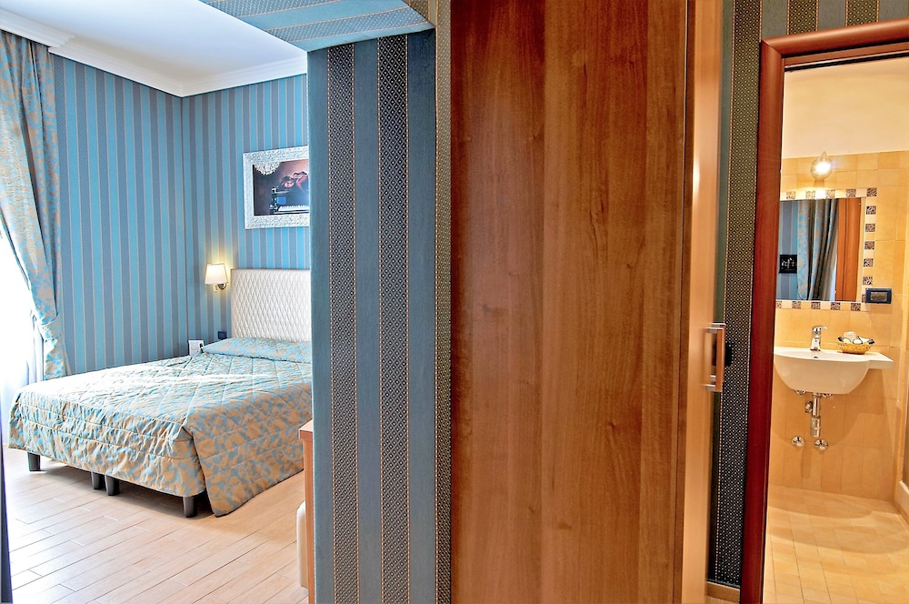 Hotel Lirico — Hotel rooms in Rome, Lazio