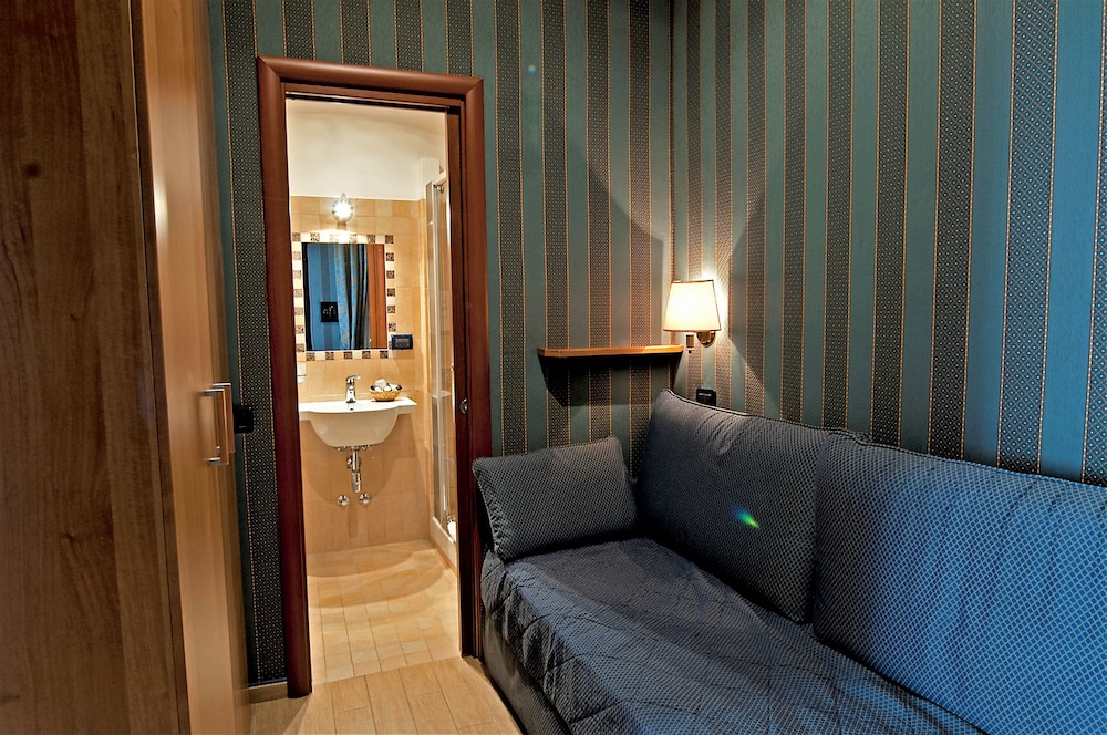 Hotel Lirico — Hotel rooms in Rome, Lazio