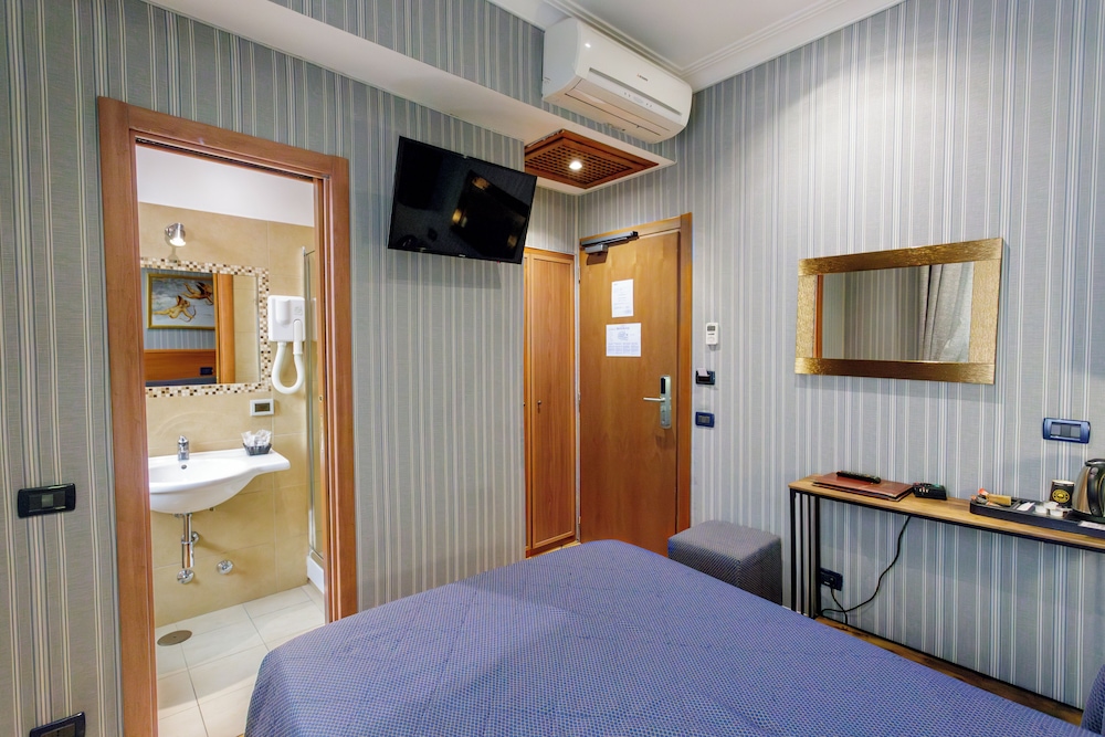 Hotel Lirico — Hotel rooms in Rome, Lazio