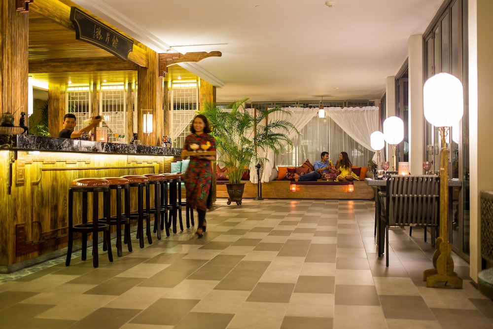 AtEase Phuket Patong — Restaurant & bars in Patong Beach, Phuket Province