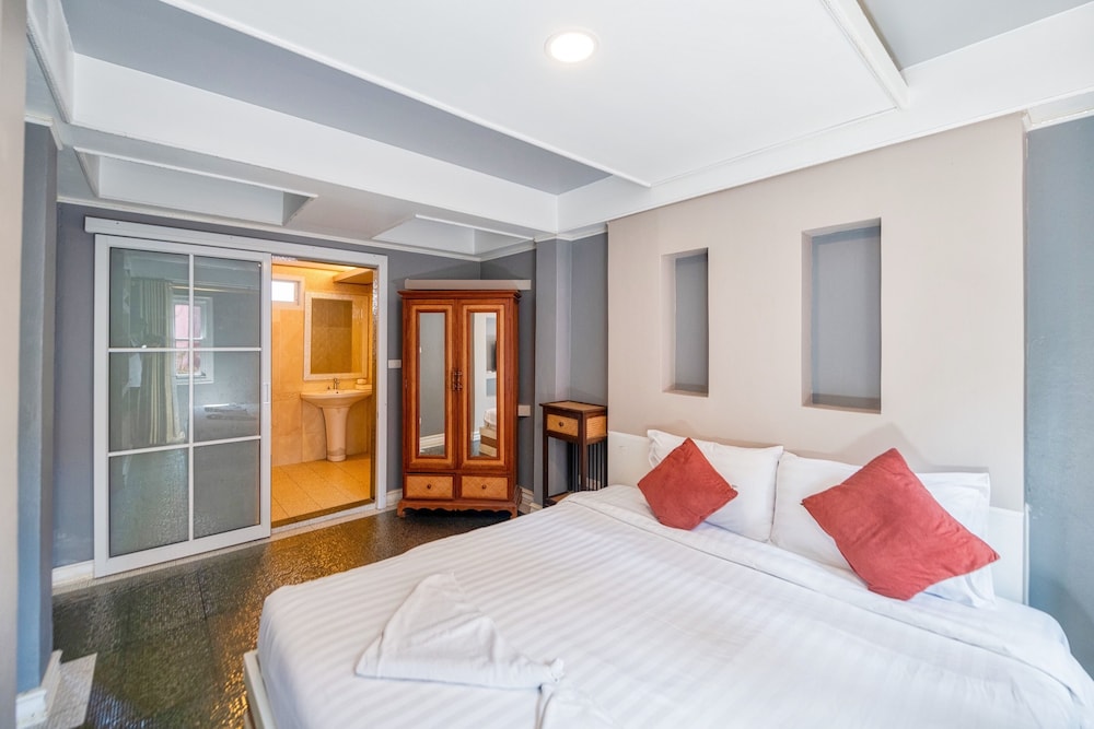 The Train Resort - Your Relaxing Resort with Large Pool & Jacuzzi — Hotel rooms in Pattaya, Chonburi