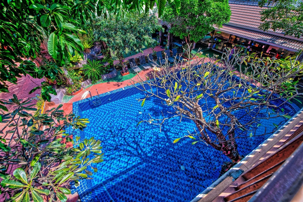 The Train Resort - Your Relaxing Resort with Large Pool & Jacuzzi — Swimming pool in Pattaya, Chonburi
