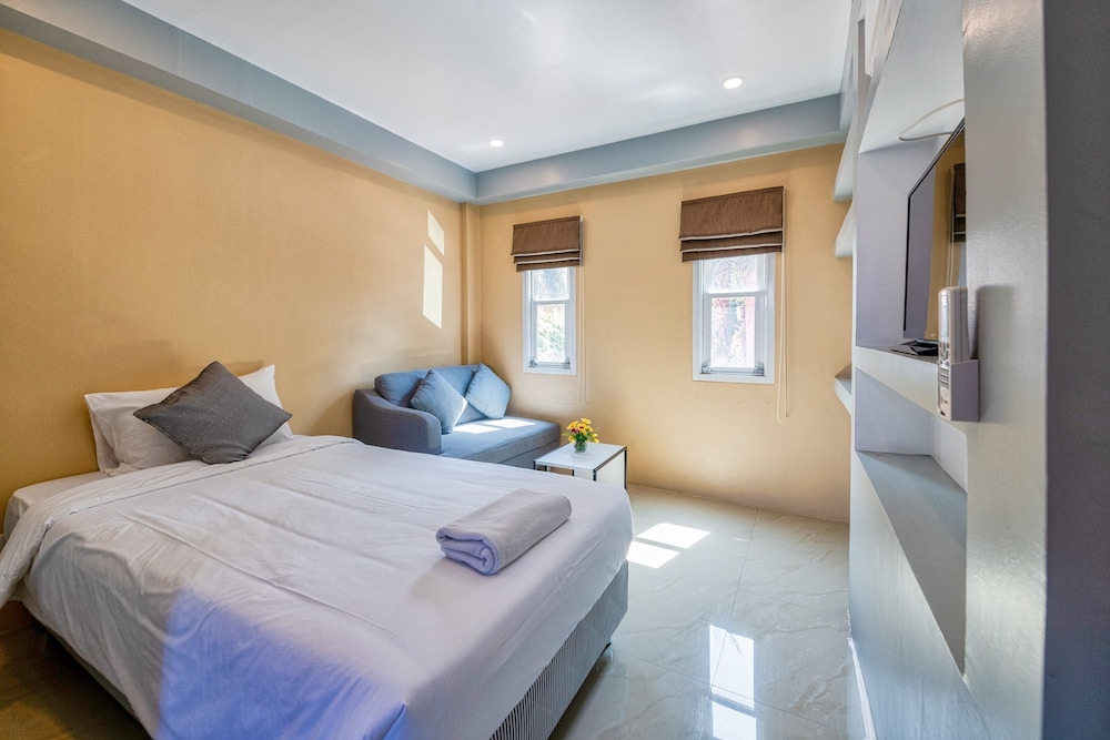 The Train Resort - Your Relaxing Resort with Large Pool & Jacuzzi — Hotel rooms in Pattaya, Chonburi