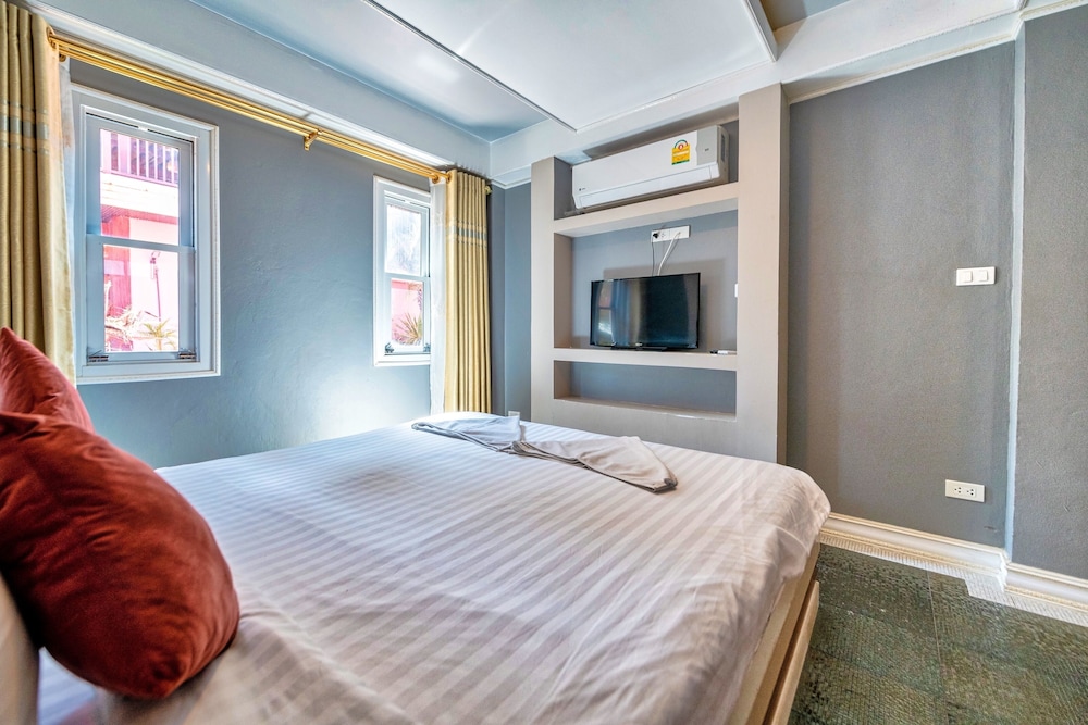 The Train Resort - Your Relaxing Resort with Large Pool & Jacuzzi — Hotel rooms in Pattaya, Chonburi