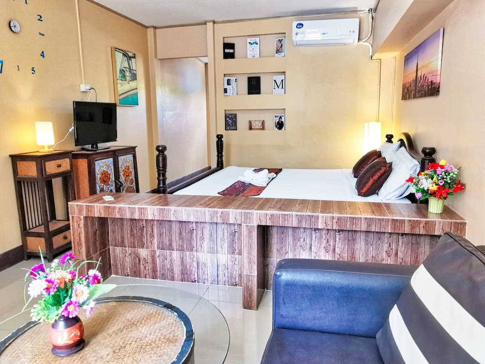 The Train Resort - Your Relaxing Resort with Large Pool & Jacuzzi — Hotel rooms in Pattaya, Chonburi