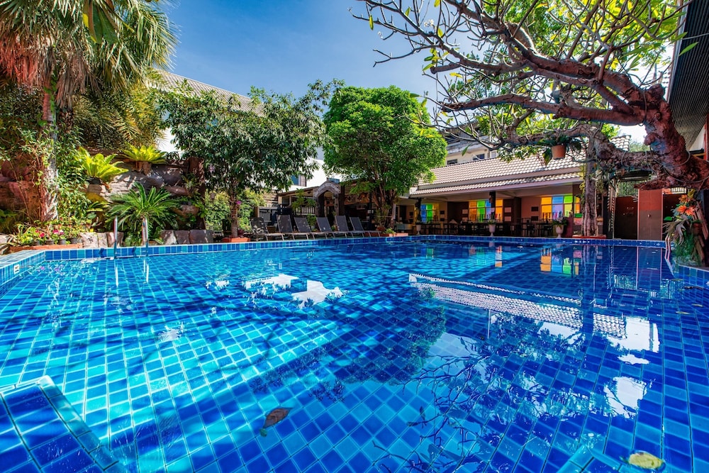 The Train Resort - Your Relaxing Resort with Large Pool & Jacuzzi — Swimming pool in Pattaya, Chonburi