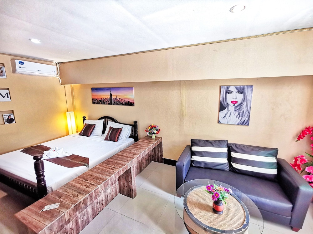 The Train Resort - Your Relaxing Resort with Large Pool & Jacuzzi — Hotel rooms in Pattaya, Chonburi