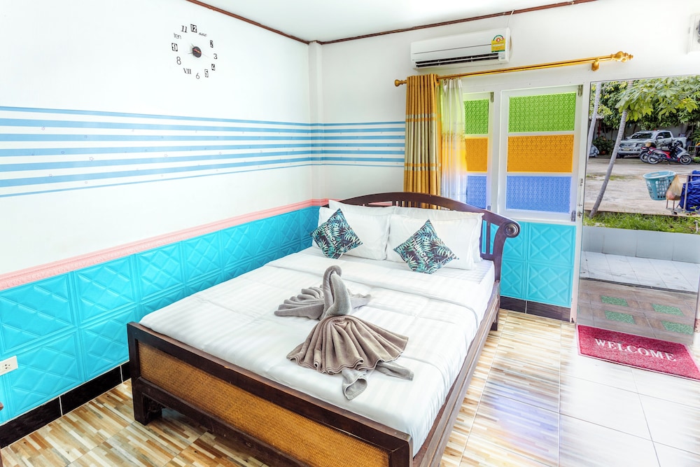 The Train Resort - Your Relaxing Resort with Large Pool & Jacuzzi — Hotel rooms in Pattaya, Chonburi