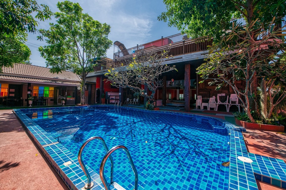 The Train Resort - Your Relaxing Resort with Large Pool & Jacuzzi — Swimming pool in Pattaya, Chonburi