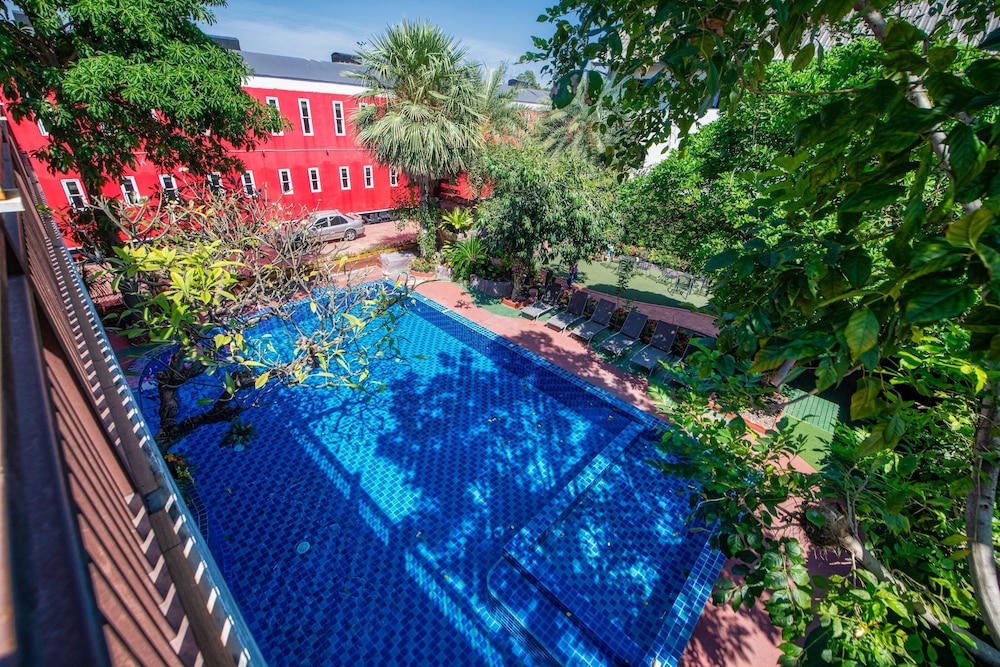 The Train Resort - Your Relaxing Resort with Large Pool & Jacuzzi — Swimming pool in Pattaya, Chonburi